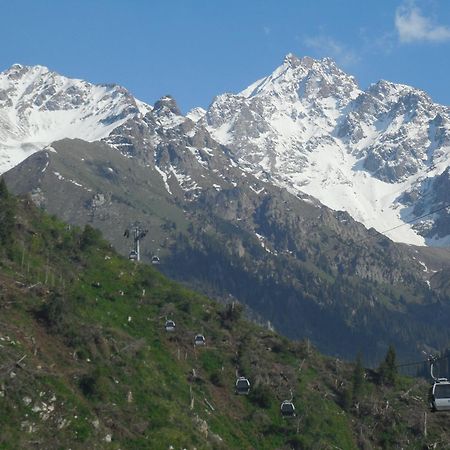 Nadezhda Apartments In Touristic Area, On The Dostyk Avenue 89 Almaty Extérieur photo