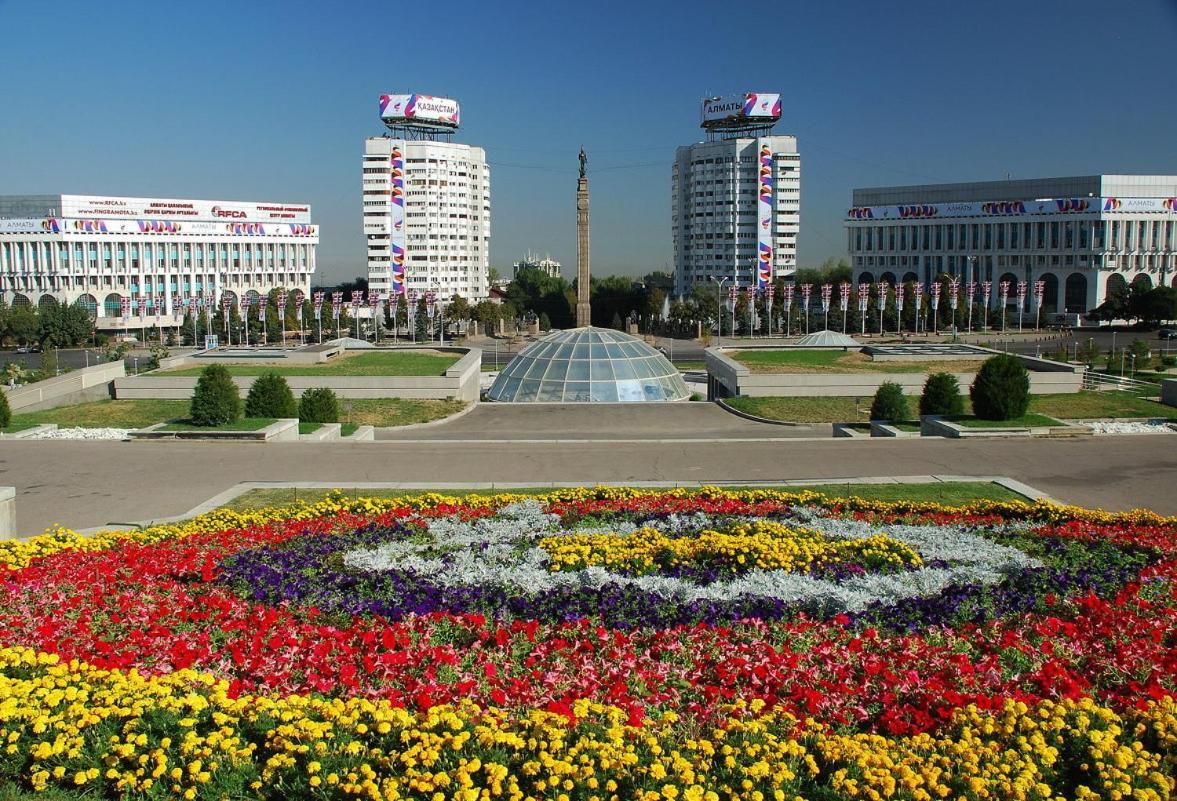 Nadezhda Apartments In Touristic Area, On The Dostyk Avenue 89 Almaty Extérieur photo