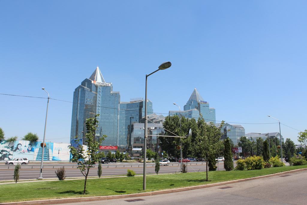 Nadezhda Apartments In Touristic Area, On The Dostyk Avenue 89 Almaty Extérieur photo