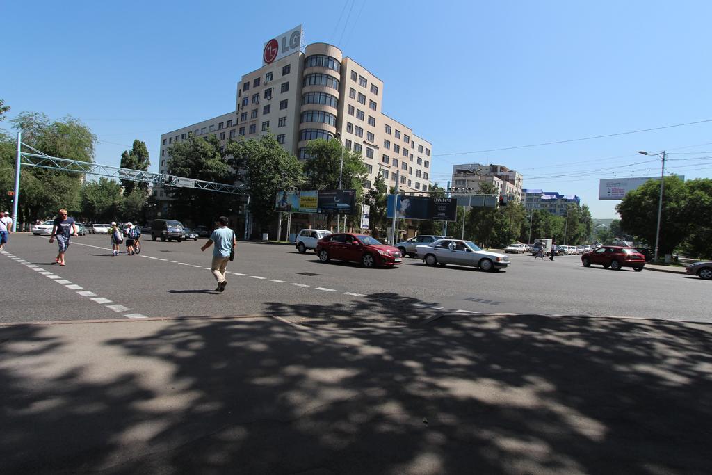 Nadezhda Apartments In Touristic Area, On The Dostyk Avenue 89 Almaty Extérieur photo